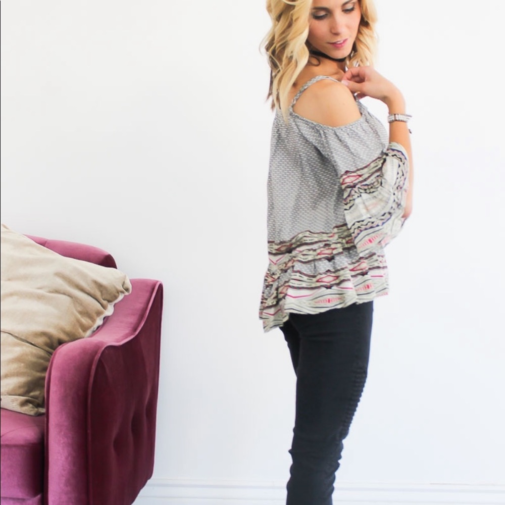 Geometric Pattern Bell Sleeve Top - Picture 4 of 6